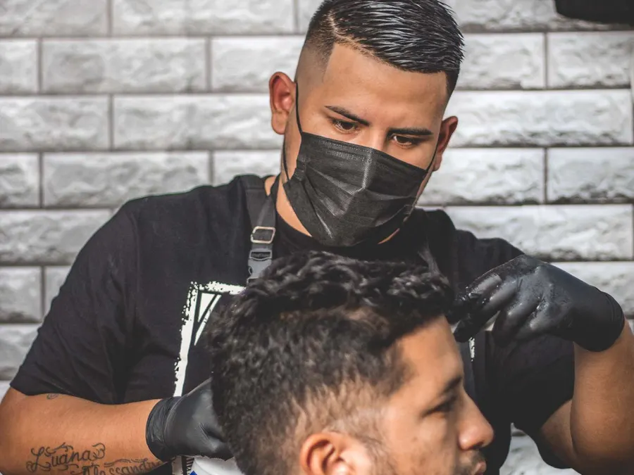 Barbeiro cortando o cabelo de um cliente